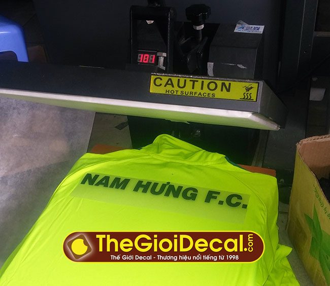 Làm sao để gỡ decal nhiệt, tẩy decal in hỏng trên áo thun, áo đá bóng?